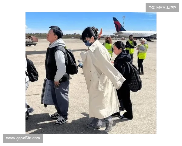 谢什科抵达曼彻斯特现身机场 避开镜头低调离开 谢什科抵达曼彻斯特现身机场 避开镜头低调离开